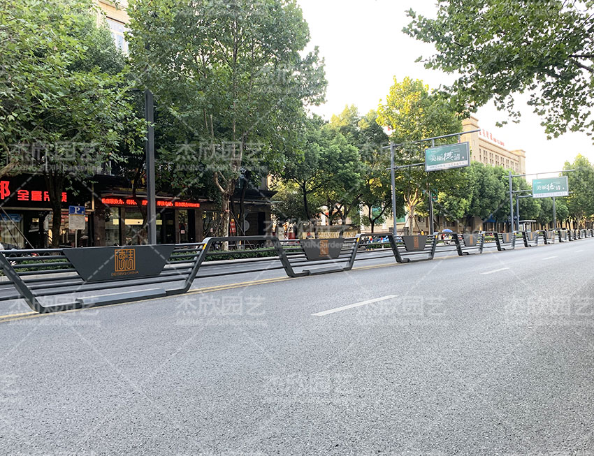 隔離花箱護(hù)欄為什么適合城市隔離帶？