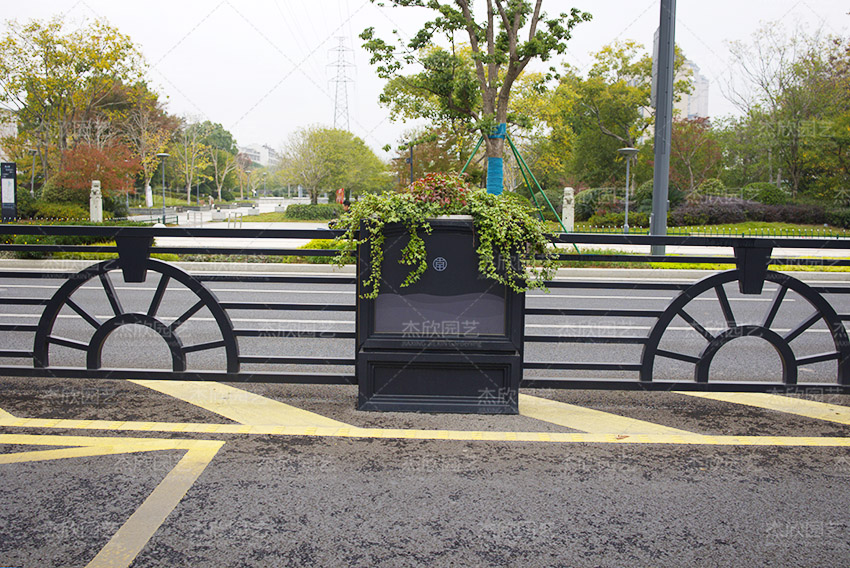 除了普通款，還有哪些道路隔離護欄可以選？